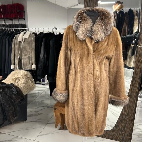 Mink (Pastel) w/ Fox (Crystal) 3k worth of remodeling in 2023 5900/now 1395 - Picture 2 of 3